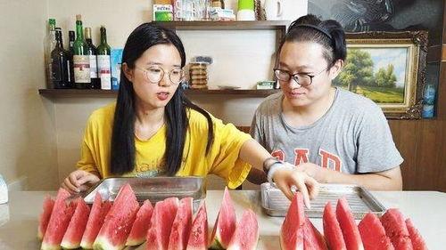 小伙吃瓜喷一墙,小伙吃瓜喷一墙，场面壮观引网友热议