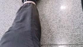 地铁口躺着吃瓜的,市民休闲新风尚