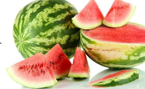 迪拜人吃瓜视频,瓜果飘香，尽享异国风味