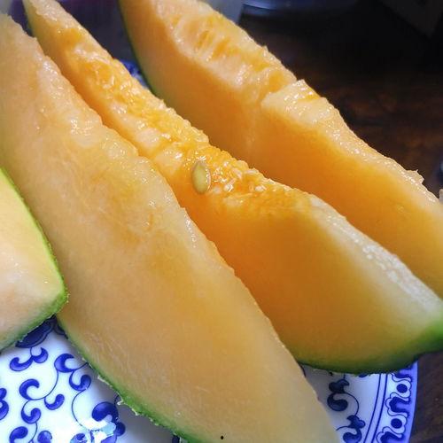 老婆吃哈密瓜,老婆的哈密瓜美食之旅